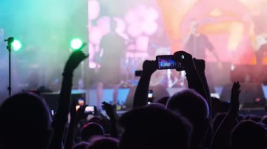 Smartphone ile Kalabalık Konserde Sosyal Ağ 'da Canlı Yayın Yapıyor