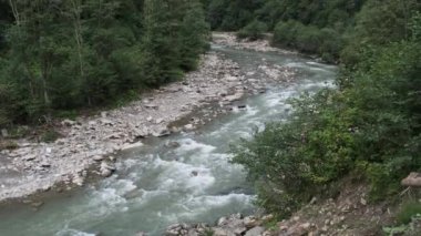 Rocky Rapids ve Cascades of Rapidly Water ile Mountain River. Karpatyalı