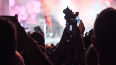 Canlı Rock konserinde Smartphone ile Kadın Elleri 'nin Silueti Video Çekiyor. Yavaş Hareket