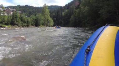 Pürüzlü Dağ Nehrindeki İlk Kişi 'de rafting. Bakış açısı. Beyaz Su Raftingleri