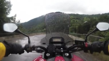 Motosikletli Bisikletli Yağmur Altındaki Dağ Yolu 'nda