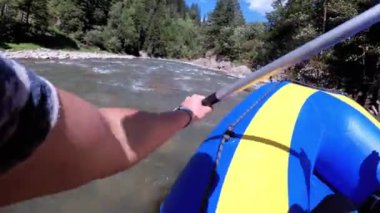Pürüzlü Dağ Nehrindeki İlk Kişi 'de rafting. Bakış açısı. Beyaz Su Raftingleri