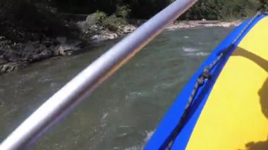 Pürüzlü Dağ Nehrindeki İlk Kişi 'de rafting. Bakış açısı. Beyaz Su Raftingleri