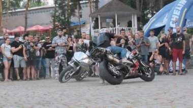Dublör Moto Show. Spor Bisikletlerinde Sürücüler Ağır Çekimde Çılgın Numaralar Gösteriyor 240 fps