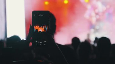 Siluet of Woman Hands Live Rock konserinde Smartphone ile video çekiyor. Yavaş Hareket