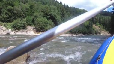 Pürüzlü Dağ Nehrindeki İlk Kişi 'de rafting. Bakış açısı. Beyaz Su Raftingleri