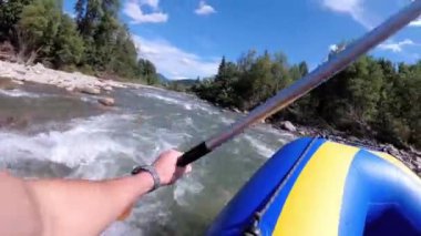 Pürüzlü Dağ Nehrindeki İlk Kişi 'de rafting. Bakış açısı. Beyaz Su Raftingleri