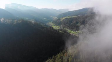 Yazın Köy 'le birlikte Karpatlar Dağı Vadisi' nin üzerindeki bulutlarda uçuyoruz.