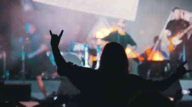 Rock Konseri 'nde Kalabalıkta Kadın Silueti İşaret Boynuzlarını Gösteriyor
