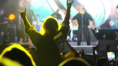 Rock Konseri 'nde Kalabalıkta Kadın Silueti İşaret Boynuzlarını Gösteriyor