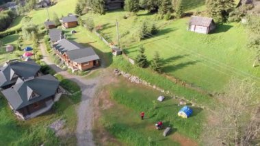 Yazın Karpatya 'da Tahta Evlerle Ukrayna Kampı' nın hava manzarası