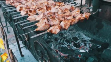 Skewers 'daki Şiş Kebap, Street Food Market' teki Grill 'de pişiyor. Sokak Mutfağı