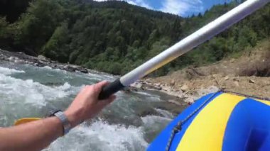 Pürüzlü Dağ Nehrindeki İlk Kişi 'de rafting. Bakış açısı. Beyaz Su Raftingleri