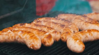 Street Food Market 'teki Grill' de sosisler hazır. Sokak Mutfağı