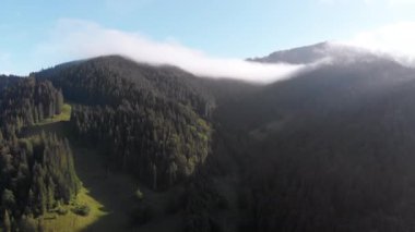 Dawn 'ın dağların üzerindeki hava manzarası. Sis ve Bulutlar Uçan Dağ Tepeleri