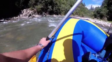 Pürüzlü Dağ Nehrindeki İlk Kişi 'de rafting. Bakış açısı. Beyaz Su Raftingleri