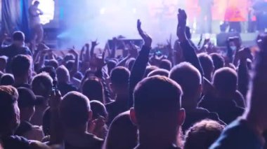 Live Rock Konseri 'ndeki hayranlar ellerini kaldırıp dans etsin. Yavaş Hareket