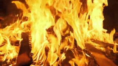 Büyük Şenlik Ateşi Gece Yanar. Ateş Arkaplanı. Slow Motion 240 fps