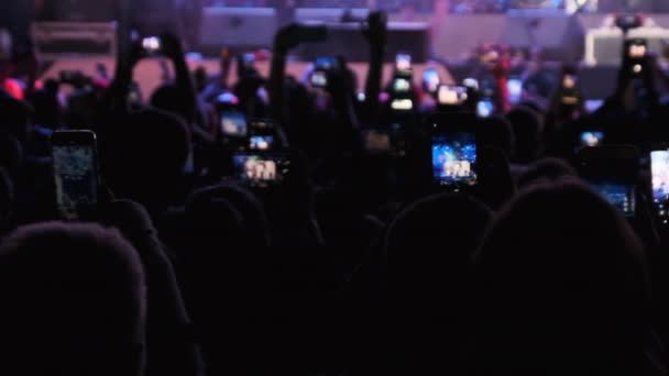 Silhueta de Multidão Fazendo Vídeo com Smartphone no Live Rock Concert. Movimento lento — Vídeo de Stock