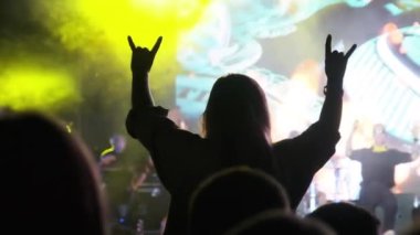 Rock Konseri 'nde Kalabalıkta Kadın Silueti İşaret Boynuzlarını Gösteriyor