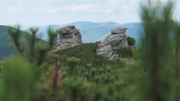 Paisaje vista del valle de la montaña con grandes piedras verticales de pie en una colina — Vídeos de Stock