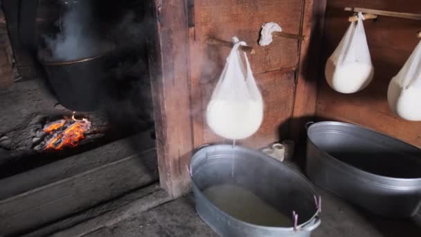 Un vecchio caseificio. Formaggio fresco in garza è appeso in una casa di legno tradizionale — Video Stock