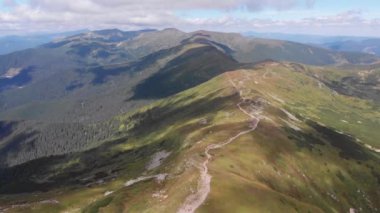 Karpat Dağlarının Tepesi 'nin Patikalı Hava Panoramik Manzarası. Yürüyüş