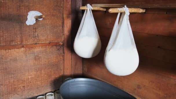 Um Old Cheese Dairy. Queijo fresco em gaze é pendurado em uma casa de madeira tradicional — Vídeo de Stock