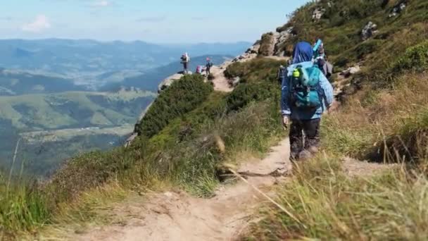 Groep toeristen en kinderen met rugzakken gaan naar beneden op Stone Trail in Mountain — Stockvideo