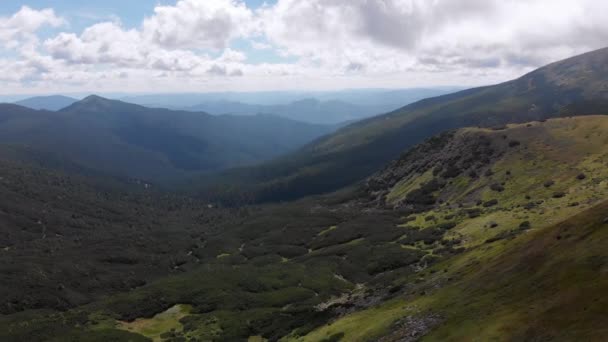 Luftaufnahme der grünen Gebirgskette und Hügel im Tal der Karpaten — Stockvideo