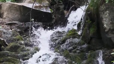 Wild Mountain Şelalesi. Hızlı Düşen Su Taşlara Vuruyor. Yavaş Hareket 240