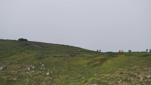 Skupina turistů s turistickými batohy Vyleze na pohoří. Vzdálený pohled — Stock video
