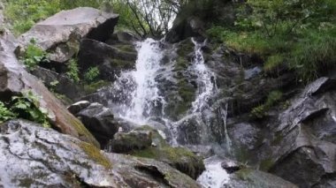 Wild Mountain Şelalesi. Hızlı Düşen Su Taşlara Vuruyor. Yavaş Hareket