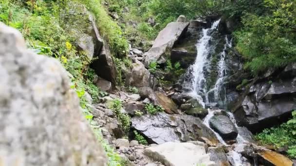 Wilder Bergwasserfall. Rasch fällt Wasser auf die Steine. Zeitlupe — Stockvideo