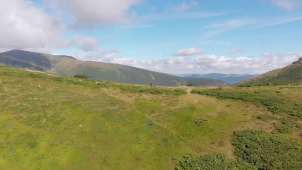 Flygfoto av en resenär med ryggsäck Klättring längs bergssluttningen. Episkt skott — Stockvideo