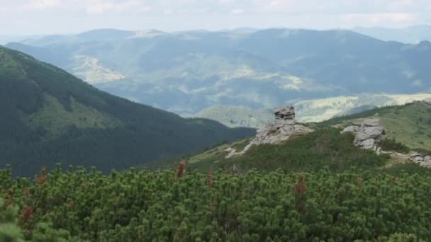 Widok na dolinę górską z dużymi pionowymi kamieniami stojącymi na wzgórzu — Wideo stockowe