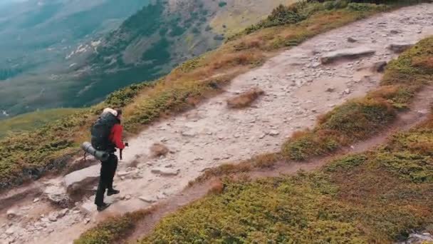 Flygfoto av en resenär Fotograf med ryggsäck klättring av bergskedjan — Stockvideo