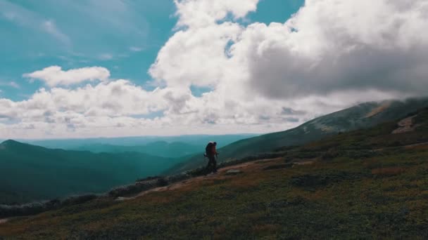 Pemandangan udara seorang Traveler dengan Backpack Climbing sepanjang Mountain Slope. Epic Shot — Stok Video