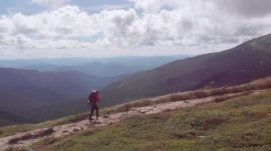 Sırt çantalı Gezgin Fotoğrafçısının Dağ Sırtı Tırmanışının Hava Görünümü