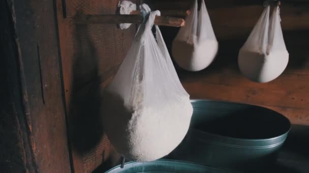 Una vieja lechería de queso. Queso fresco en gasa se cuelga en una casa de madera tradicional — Vídeos de Stock