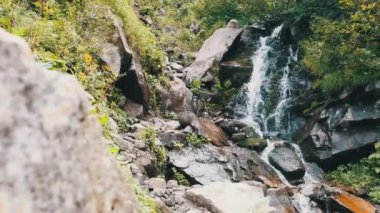 Wild Mountain Şelalesi. Hızlı Düşen Su Taşlara Vuruyor. Yavaş Hareket