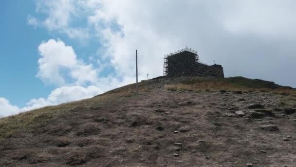 Opuštěný hvězdárna bílý slon na vrcholu hory Pop Ivan Černogorskiy — Stock video