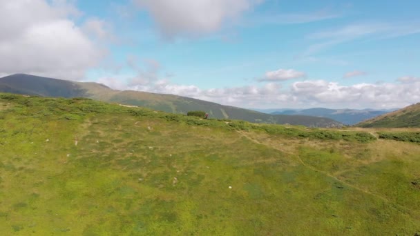 Αεροφωτογραφία ταξιδιώτη με σακίδιο Αναρρίχηση από οροσειρά. Επική βολή — Αρχείο Βίντεο