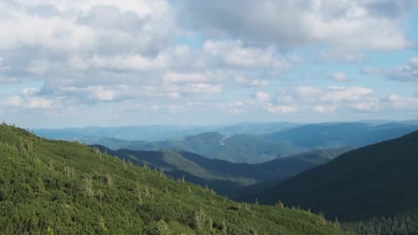 Panorama pasma górskiego z lasami iglastymi i chmurami Cumulus na niebie — Wideo stockowe
