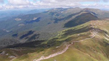 Karpat Dağlarının Tepesi 'nin Patikalı Hava Panoramik Manzarası. Yürüyüş