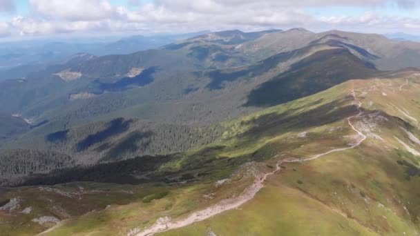 Luchtpanoramisch uitzicht op de top van de Karpaten bergketen met paden. Wandelen — Stockvideo