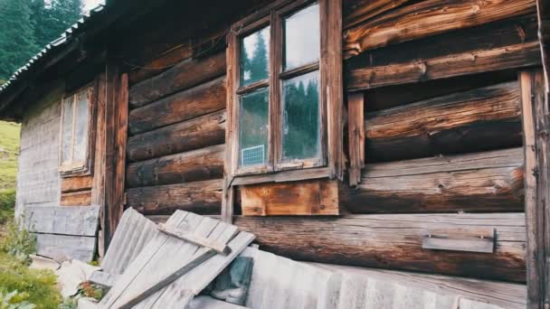 Hagyomány Régi faház a dombon a Kárpátok közelében Green Valley — Stock videók