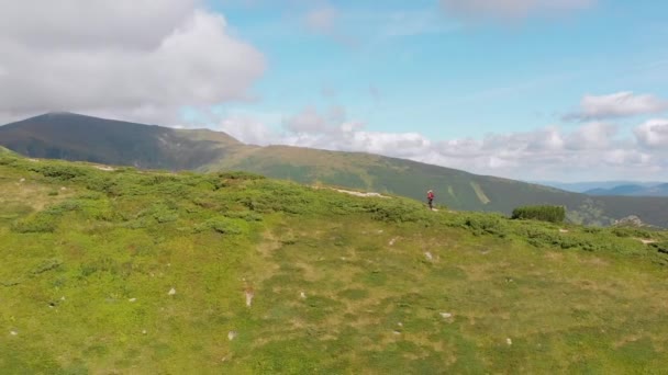 Flygfoto över en resenär med ryggsäck Klättring av Mountain Range. Episkt skott — Stockvideo