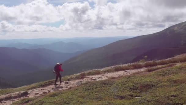 Vue aérienne d'un photographe voyageur avec sac à dos Escalade par chaîne de montagnes — Video