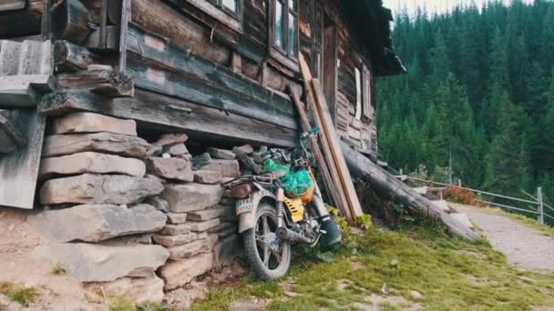 伝統緑の谷の近くのカルパチア山脈の丘の上の古い木造家屋 — ストック動画